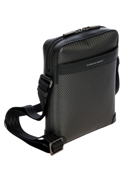 Sac bandoulière vertical Porsche Design Carbon Noir, vue de trois quarts avant