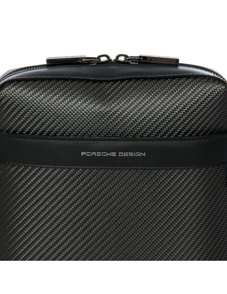 Sac bandoulière vertical Porsche Design Carbon Noir, détail du logo et de la fermeture