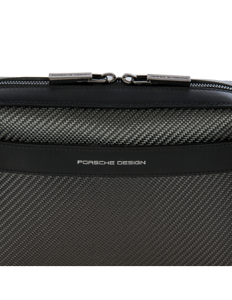 Sac bandoulière horizontal Porsche Design Carbon Noir, détail du logo et de la fermeture