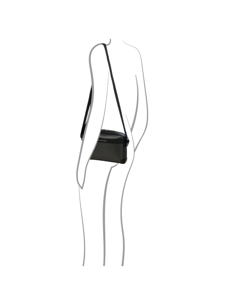 Sac bandoulière horizontal Porsche Design Carbon Noir, illustration du port en bandoulière