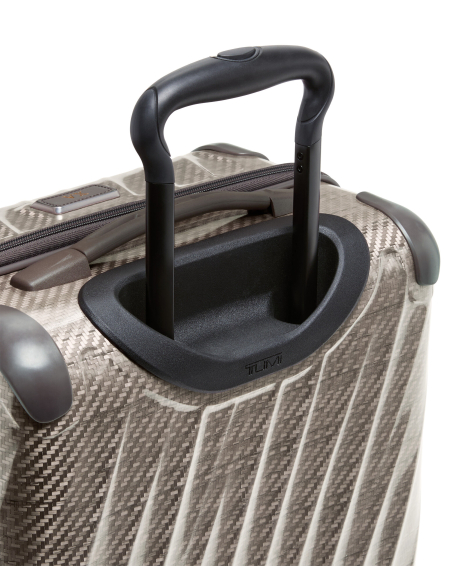Valise cabine 55 cm TUMI 19 Degree Lite Titanium, gros plan sur la poignée télescopique et son logement