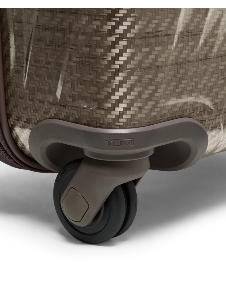 Valise cabine 55 cm TUMI 19 Degree Lite Titanium, gros plan sur une double roue et son logement