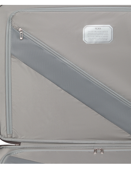 Valise soute 76 cm TUMI 19 Degree Lite Titanium, détail de la poche intérieure à fermeture diagonale