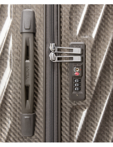 Valise soute 76 cm TUMI 19 Degree Lite Titanium, détail de la serrure TSA et des tirettes de fermeture