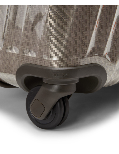 Valise soute 76 cm TUMI 19 Degree Lite Titanium, gros plan sur une double roue et son logement