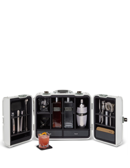 Coffret de bar en aluminium TUMI 19 Degree Aluminium Silver, coffret ouvert mis en scène avec un verre à cocktail