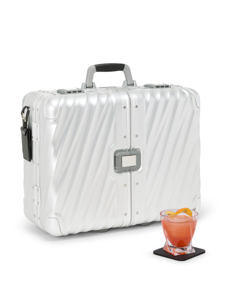 Coffret de bar en aluminium TUMI 19 Degree Aluminium Silver, coffret fermé avec un verre en mise en scène
