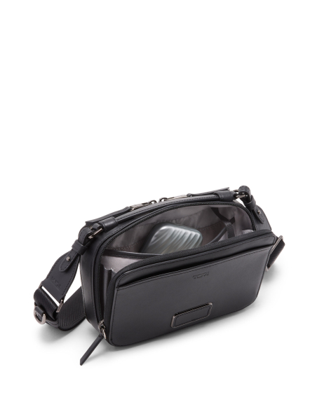 Miroir compact lumineux TUMI 19 Degree Aluminium Silver, miroir rangé dans un sac en mise en situation