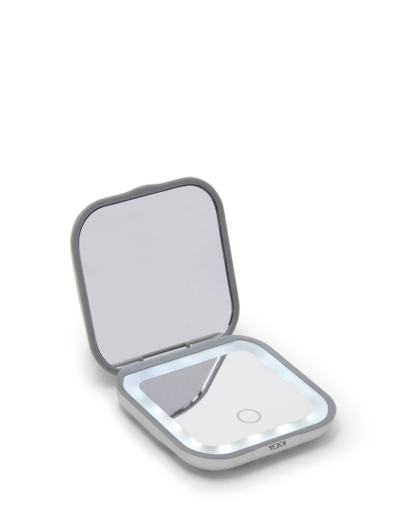 Miroir compact lumineux TUMI 19 Degree Aluminium Silver, vue de trois quarts avec éclairage blanc visible