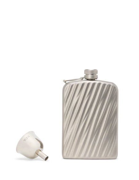 Flasque en titane 177 ml TUMI 19 Degree Titanium Titanium, flasque présentée avec son entonnoir