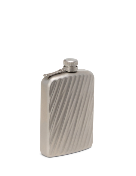 Flasque en titane 177 ml TUMI 19 Degree Titanium Titanium, vue de trois quarts avec bouchon fermé