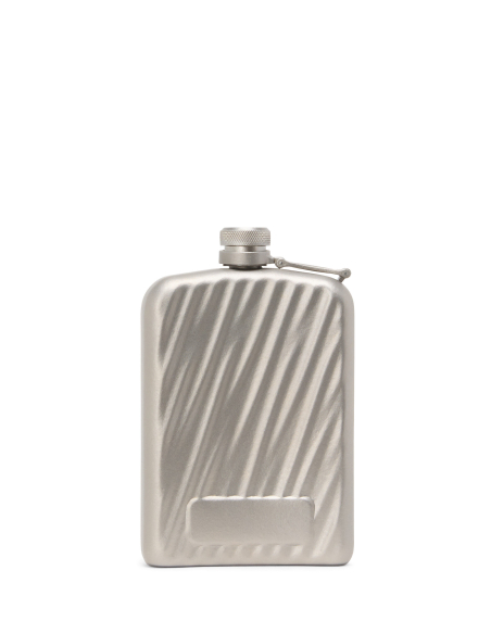 Flasque en titane 177 ml TUMI 19 Degree Titanium Titanium, vue arrière avec emplacement de personnalisation
