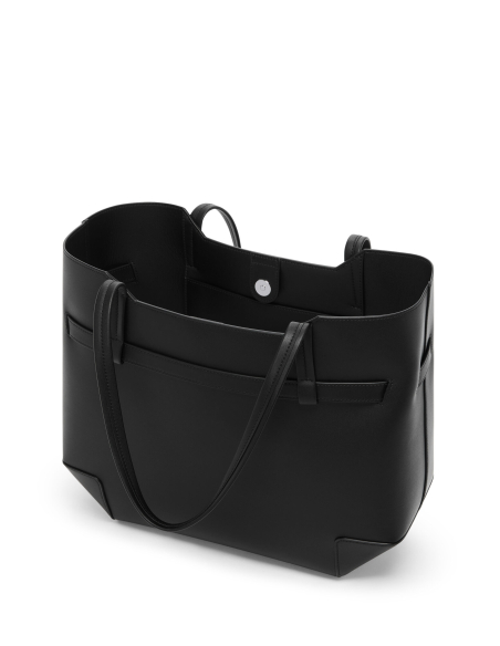 Sac cabas en cuir TUMI Adatto Black, vue de trois quarts, ouverture magnétique visible