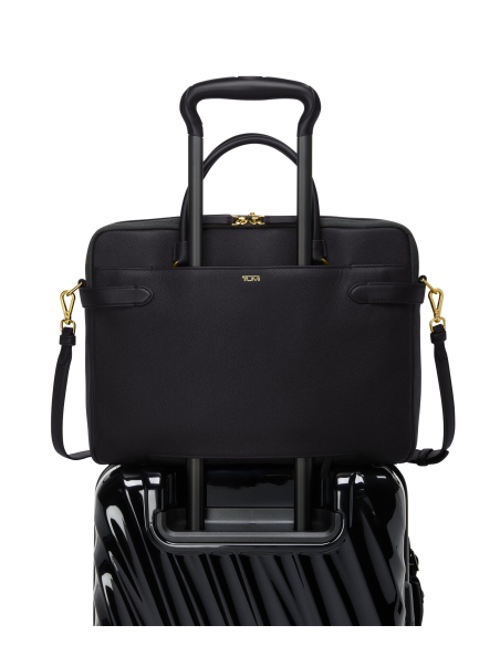 Porte-documents en cuir TUMI Agent Black, dos installé sur la poignée télescopique d’une valise