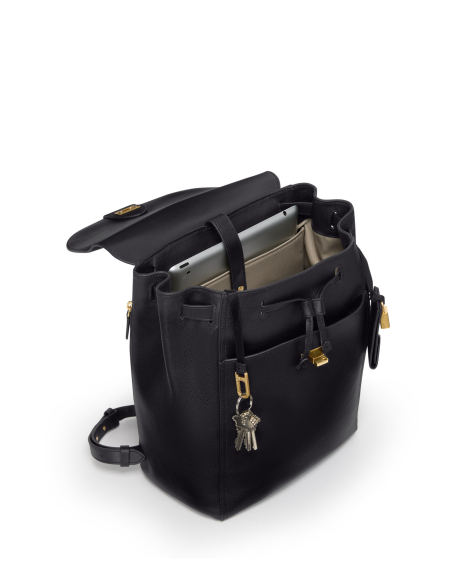 Sac à dos Medium en cuir TUMI Agent Black, rabat relevé avec appareil et clés en situation