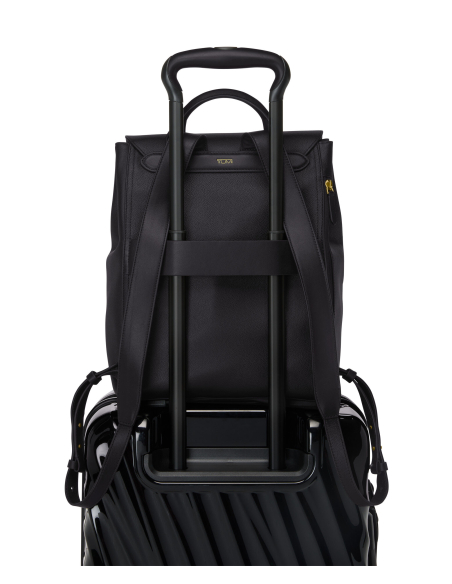 Sac à dos Medium en cuir TUMI Agent Black, dos avec bretelles et passant sur une valise