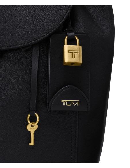 Sac à dos Medium en cuir TUMI Agent Black, détail de la serrure TUMI T et de sa clé