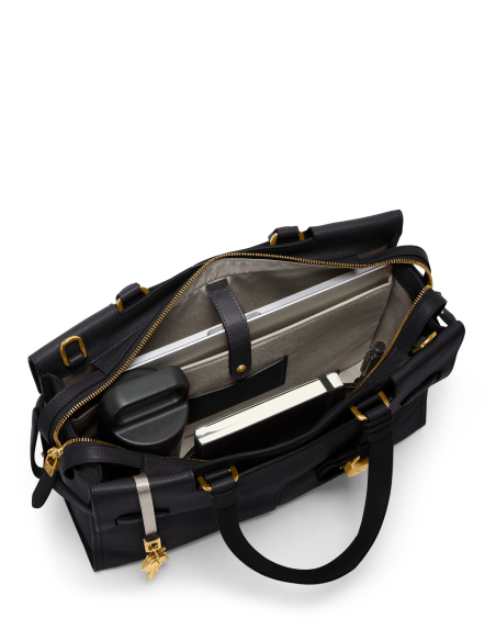 Sac cabas Medium en cuir TUMI Agent Black, intérieur avec ordinateur et accessoires en situation