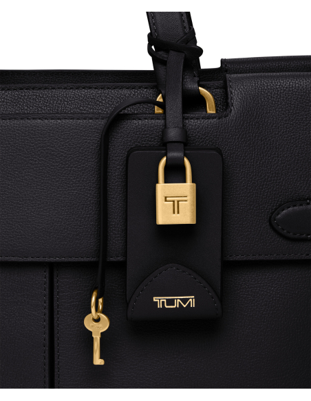 Sac cabas Medium en cuir TUMI Agent Black, détail du bijou TUMI T avec serrure et clé
