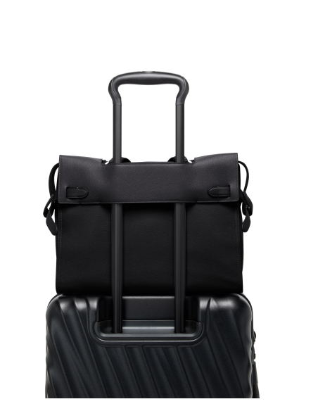 Sac cabas Medium en cuir TUMI Agent Black, dos fixé sur une poignée télescopique de valise