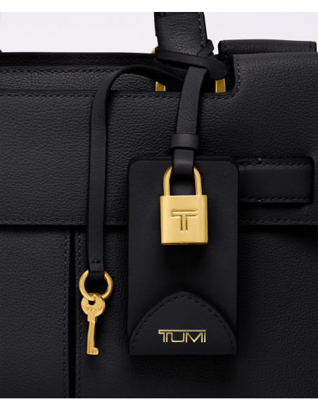 Petit sac cabas en cuir TUMI Agent Black, gros plan sur le bijou à serrure TUMI T et sa clé