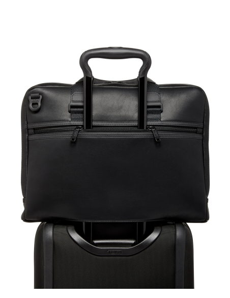 Porte-documents en cuir TUMI Alpha Bravo Academy Black, vue arrière fixé sur une poignée de valise
