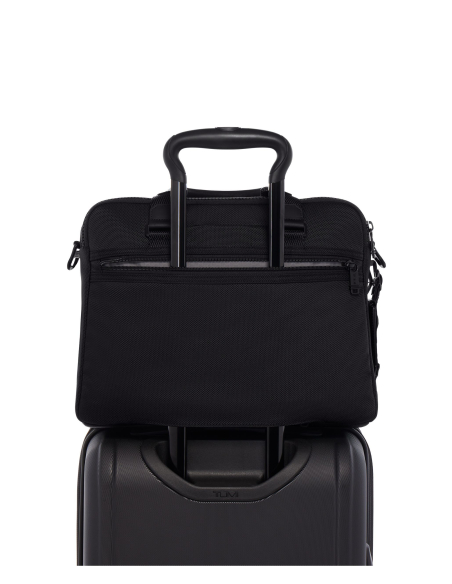 Porte-documents TUMI Alpha Bravo Calhoun Black, passant arrière fixé sur une valise