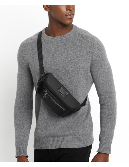 Sac ceinture en nylon TUMI Alpha Bravo Classified Black, porté en bandoulière croisée