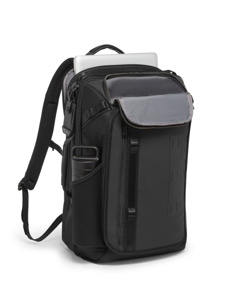 Sac à dos TUMI Alpha Bravo Detrick Black, poche avant ouverte et bouteille dans la poche latérale