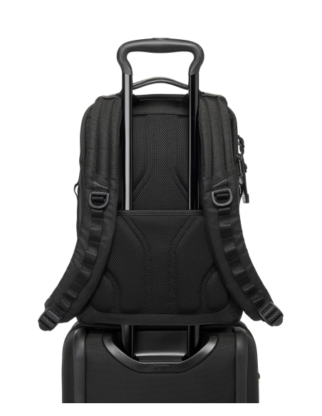 Sac à dos en nylon TUMI Alpha Bravo Dynamic Black, passant arrière fixé sur une poignée de valise