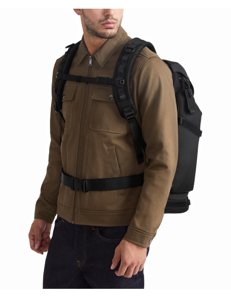 Sac à dos TUMI Alpha Bravo Expedition Flap Black, porté sur le dos avec sangles pectorale et de taille