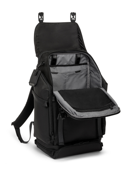 Sac à dos TUMI Alpha Bravo Expedition Flap Black, rabat relevé et compartiment principal ouvert