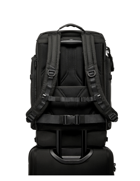 Sac à dos TUMI Alpha Bravo Expedition Flap Black, passant arrière fixé sur une valise