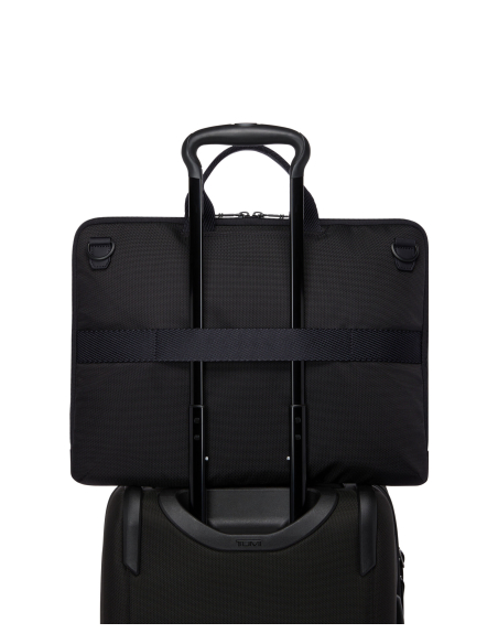 Porte-documents TUMI Alpha Bravo Felker Black, fixé sur une poignée télescopique de valise