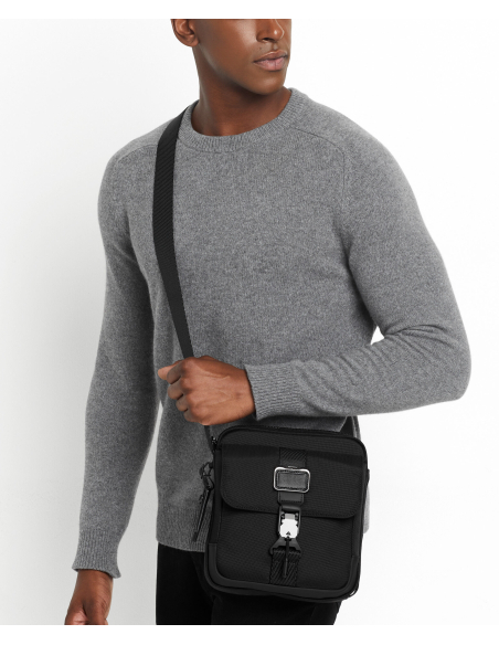Sac bandoulière en nylon TUMI Alpha Bravo Junior Black, porté en bandoulière croisée