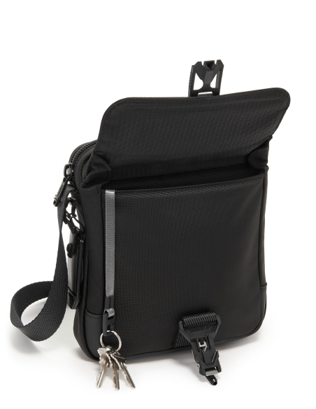 Sac bandoulière en nylon TUMI Alpha Bravo Junior Black, poche avant à rabat ouverte et attache-clés