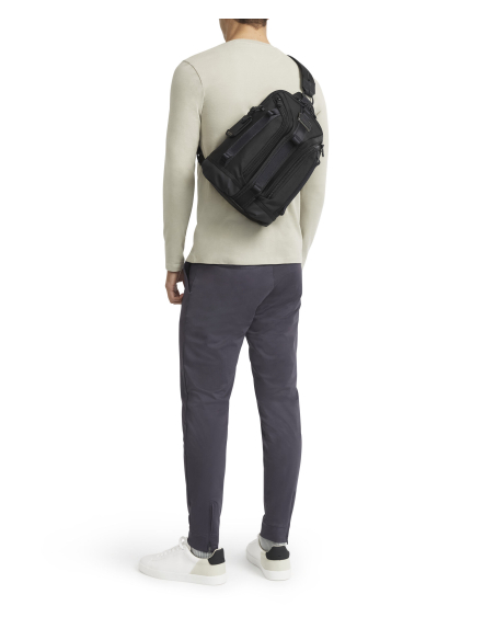 Sac convertible TUMI Alpha Bravo Knight Black, porté en monobretelle sur le dos