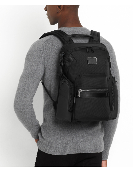 Sac à dos en nylon TUMI Alpha Bravo Navigation Black, porté sur le dos