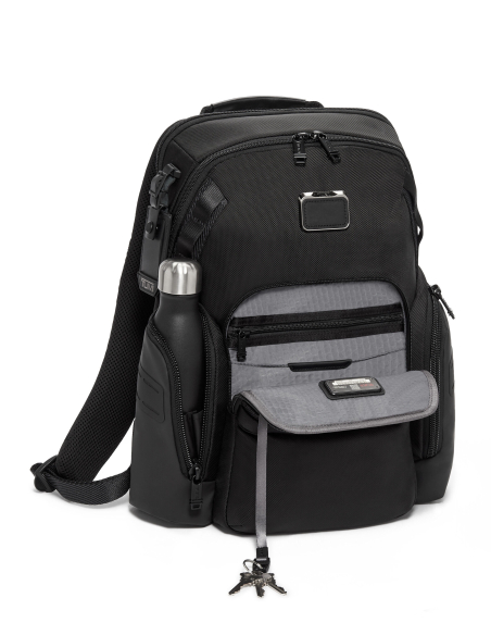Sac à dos en nylon TUMI Alpha Bravo Navigation Black, poche avant ouverte, attache-clés et poche latérale