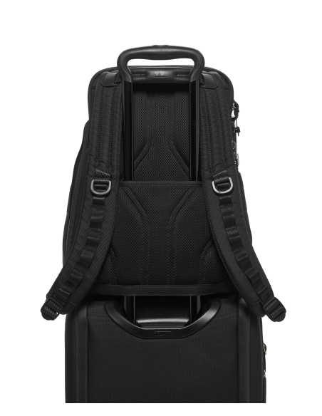 Sac à dos en nylon TUMI Alpha Bravo Navigation Black, passant arrière fixé sur une valise