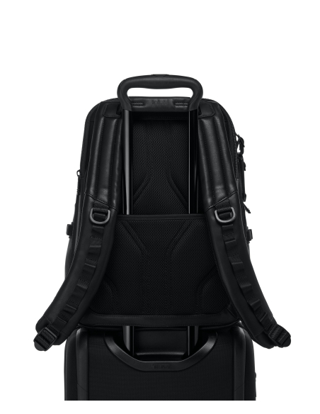 Sac à dos en cuir TUMI Alpha Bravo Navigation Black, passant arrière fixé sur une valise