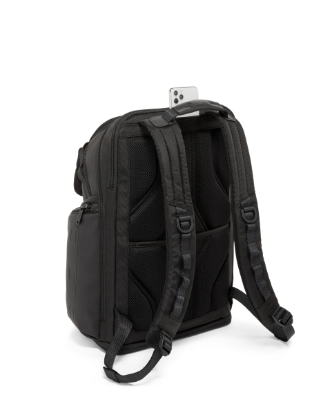 Sac à dos TUMI Alpha Bravo Nomadic Black, vue arrière avec téléphone dans la poche