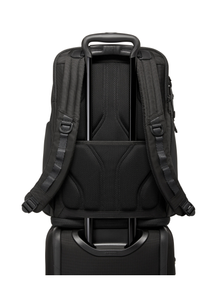 Sac à dos TUMI Alpha Bravo Nomadic Black, passant arrière fixé sur une valise