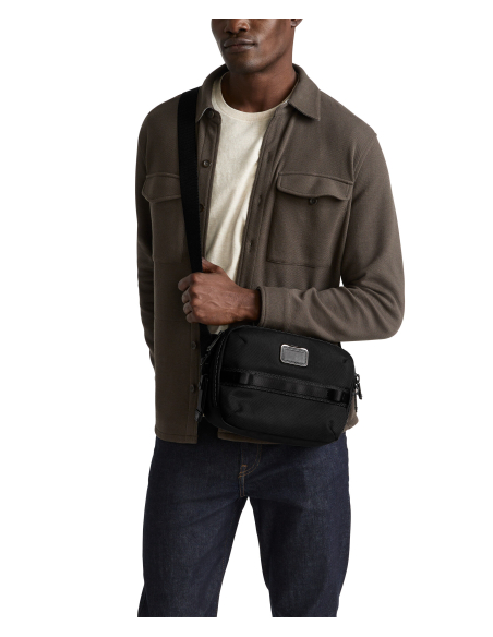 Sac bandoulière TUMI Alpha Bravo Ranger Black, porté en bandoulière croisée