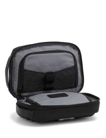 Trousse de toilette en nylon TUMI Alpha Bravo Response Black, ouverte et posée avec rangements intérieurs