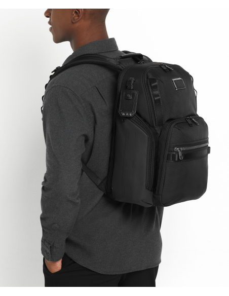Sac à dos en nylon TUMI Alpha Bravo Search Black, porté sur le dos
