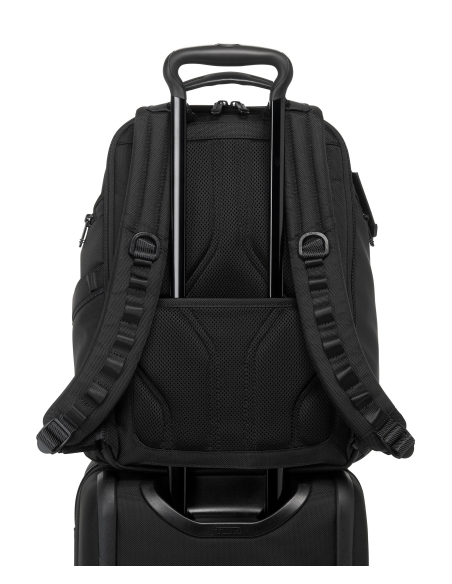 Sac à dos en nylon TUMI Alpha Bravo Search Black, passant arrière fixé sur une valise