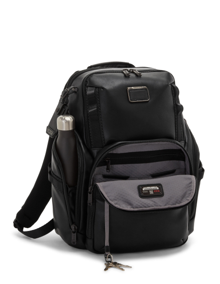 Sac à dos en cuir TUMI Alpha Bravo Search Black, poche avant ouverte avec bouteille et attache-clés