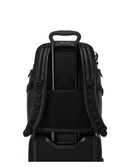 Sac à dos en cuir TUMI Alpha Bravo Search Black, passant arrière fixé sur une valise