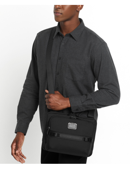 Sac bandoulière TUMI Alpha Bravo Service Black, porté en bandoulière croisée